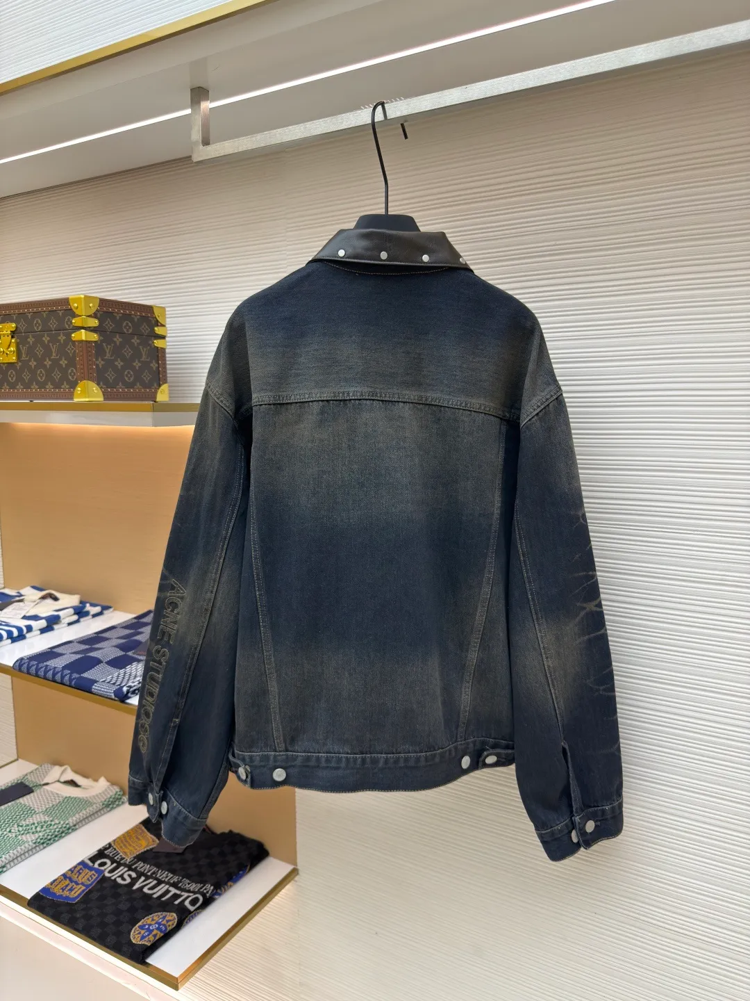Acne Studios embroidered denim jacket ●Authentic product: Purchased and developed for 8500 ●Item No.: 1680047-B80 ●Material: densely woven cotton denim fabric ●Technology: embroidery production ●Version: Fitted version ●Weight: about 1020 ●Size: S-M-L-XL ●Description: Customized densely woven cotton denim material with excellent texture and comfortable skin fit. Use gradient fried blue as the base tone, natural and layered It is the ultimate display of retro aesthetics. The collar leather has been sublimated, and studs are inlaid at random around the collar. It has received a new interpretation. Acne Studios' light or dark stitches are jumping and intertwined on the sleeves. It is a miniature presentation of the brand spirit. It breaks the monotony and rigidity of traditional denim jackets. It interprets with a unique design and has become the new favorite of retro fashion. It uses imported machine embroidery technology and uses advanced computer control systems and precision mechanical components. AcneStudios embroidery operations have high precision. The lines are smooth and delicate. Multiple sand-rubbers are used to rub the specific parts with a high-pressure spray gun to achieve a local gradient effect. Then, a unique texture pattern is created through frosting technology. The workmanship is extremely complex, time-consuming and labor-intensive. The overall wiring is straight and delicate, the fabric is comfortable and soft, and the color is consistent without color difference. It can be matched with the same style to create a fashionable look and control various occasions. Customized accessories, complete with three standards, same style for men and women!